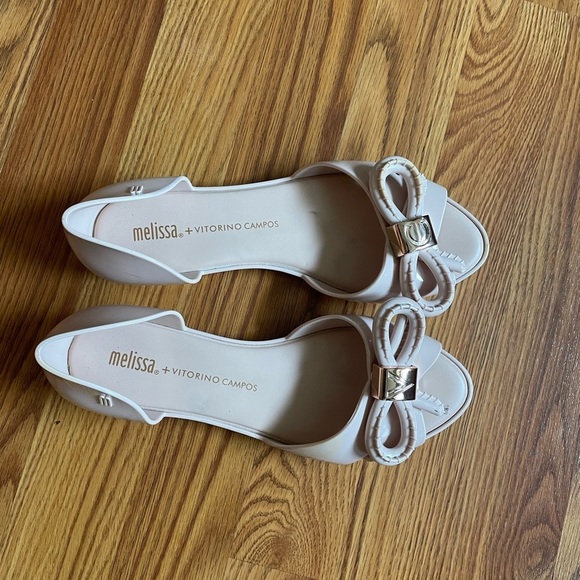 Mini Mellisa + Vitorino Campos Light Pink Patent Leather Bow Sandals. - Picture 3 of 8